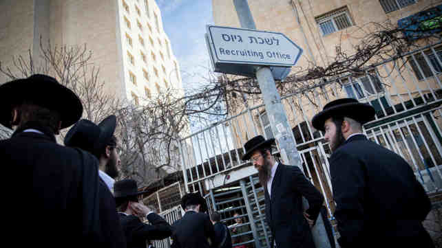 חרדים ליד לשכת גיוס