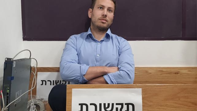 אבנר נתניהו מחוץ בבית המשפט בתל אביב לקראת עדות בנימין נתניהו