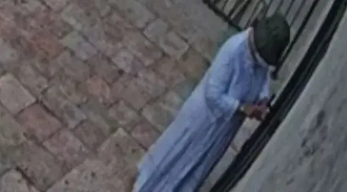 תיעוד האישה מורחת דבק על מנעול בית הקפה "הסמטה" בירושלים