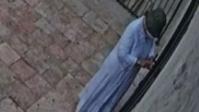 תיעוד האישה מורחת דבק על מנעול בית הקפה "הסמטה" בירושלים