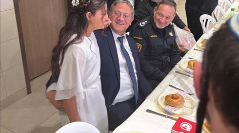 המפכ"ל הביא מתנה לבת מצווה: שבתאי חגג עם בני משפחת בן גביר בחברון