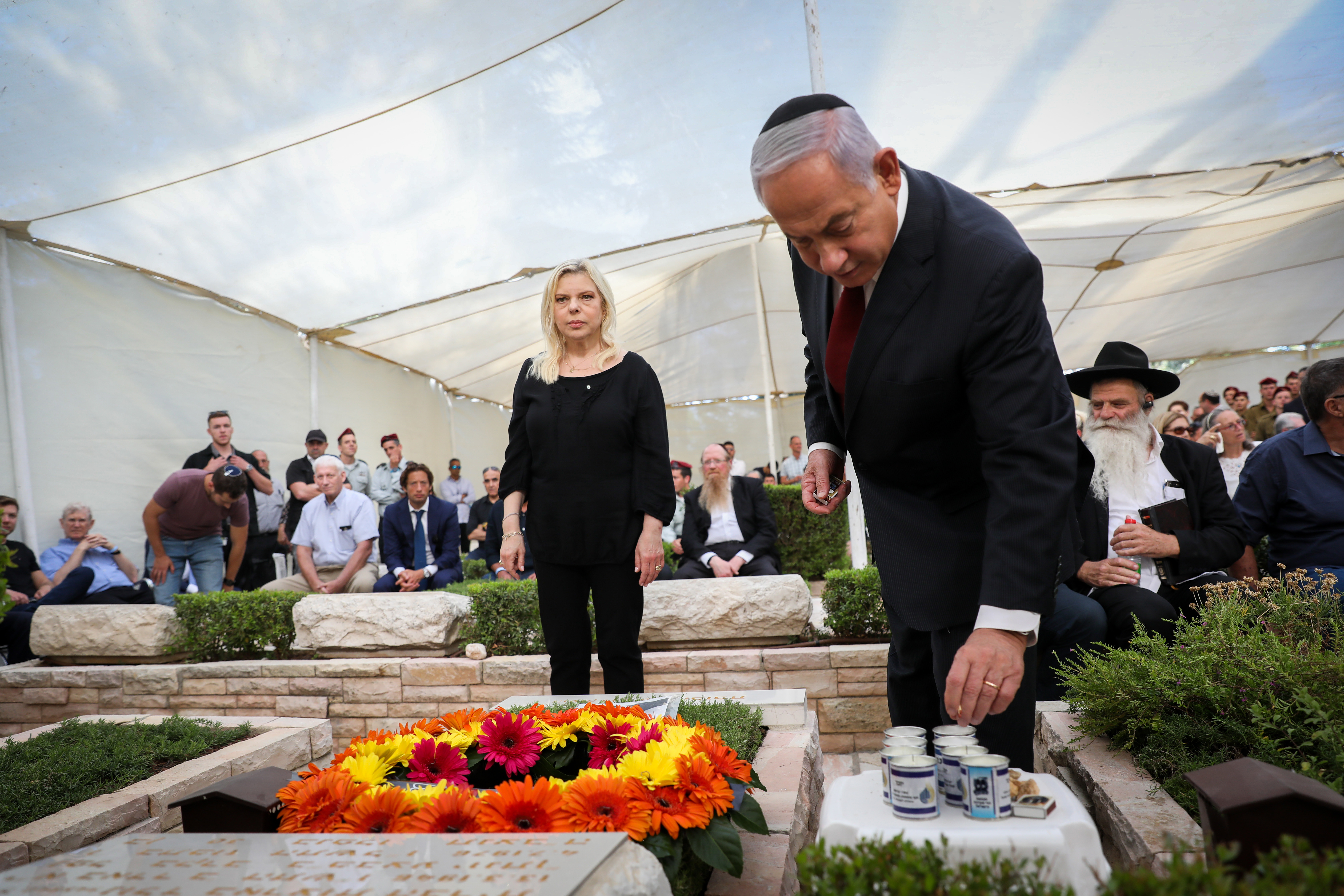 בנימין נתניהו בקבר אחיו יוני