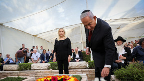 בנימין נתניהו בקבר אחיו יוני