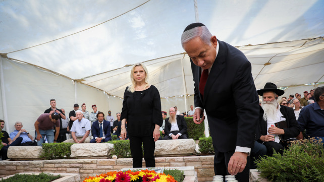 בנימין נתניהו בקבר אחיו יוני