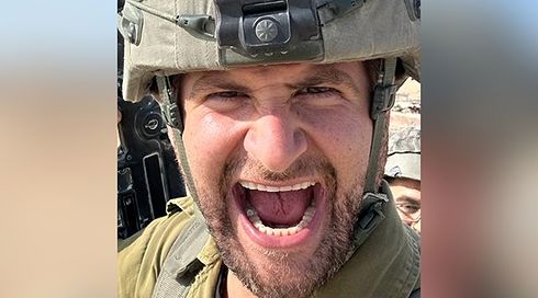 "בלי ביצה, אבל בתוך עזה": גיא הוכמן שימח לוחמים ברצועה
