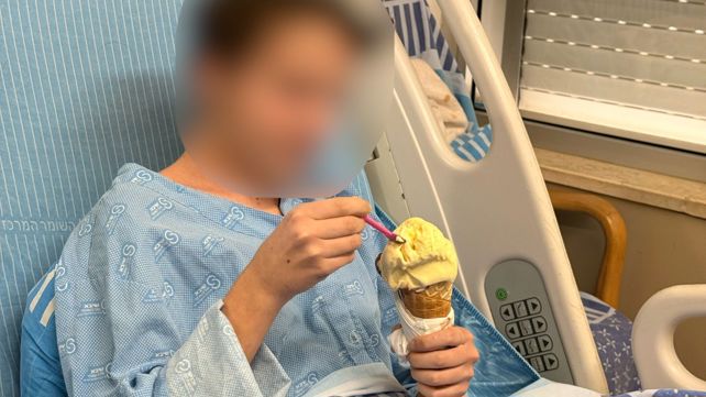 א', שהשווט שלו היה חסום במשך 16 שנים, אוכל גביע גלידה לראשונה בחייו