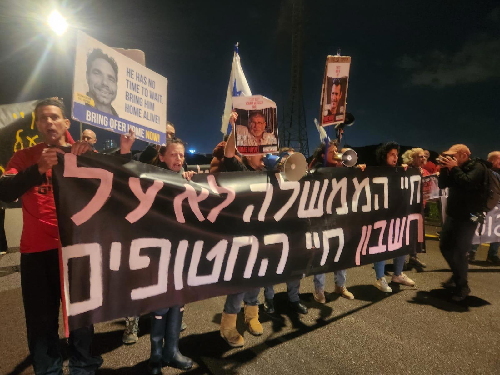 חסימת כביש בקיבוץ גלויות של מטה המשפחות החטופים