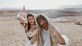 עטיפת הסינגל "חרבו דרבו" של נס וסטילה