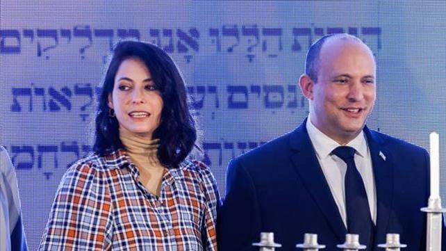 נפתלי בנט עם אשתו גילת | צילום: אוליבייה פיטוסי, פלאש 90