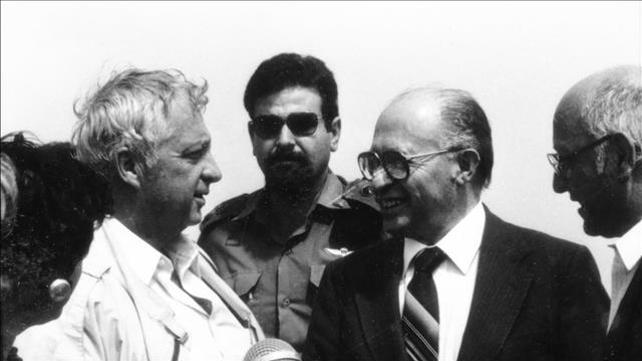 ראש הממשלה מנחם בגין, שר הביטחון אריאל שרון ואחרים מבקרים בבופור, 1982