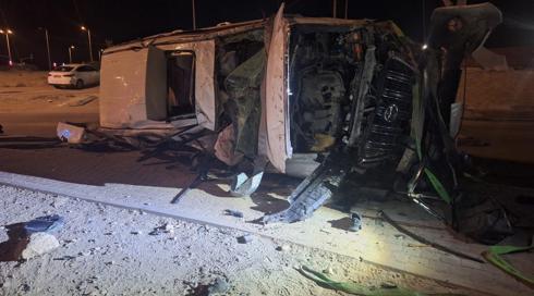 במהלך מרדף: רכב ובו שודדי תחנות דלק התהפך, אחד מהם נהרג