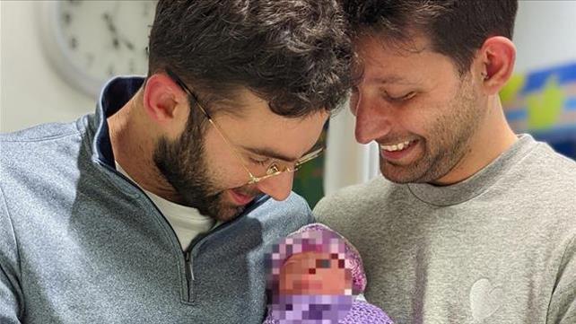 תינוקת נולדה בפונדקאות בישראל לזוג גברים