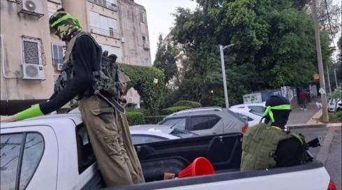 בהלה בכפר סבא: נעצרו שלושה שהציבו מיצג של מחבלי נוח'בה על טנדר