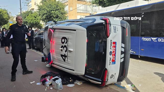 ניידת הפוכה במהומות בבני ברק