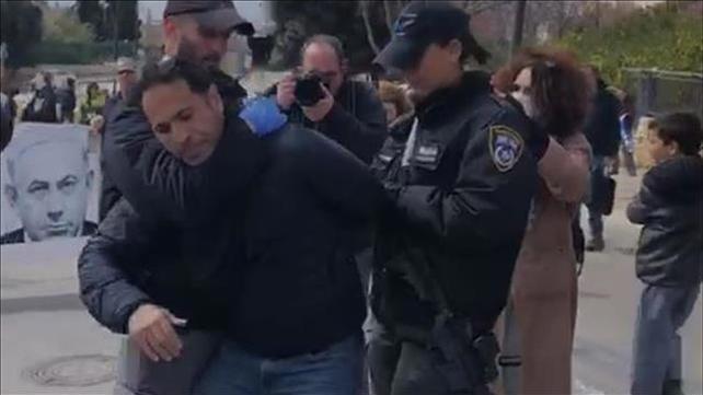 מפגין עצור מול הכנסת במחאה נגד אדלשטיין - 19.3.2020