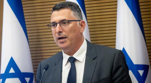 קרן הינד רג'ב: הגשנו בקשה לצו מעצר נגד השר סער השוהה בבריטניה