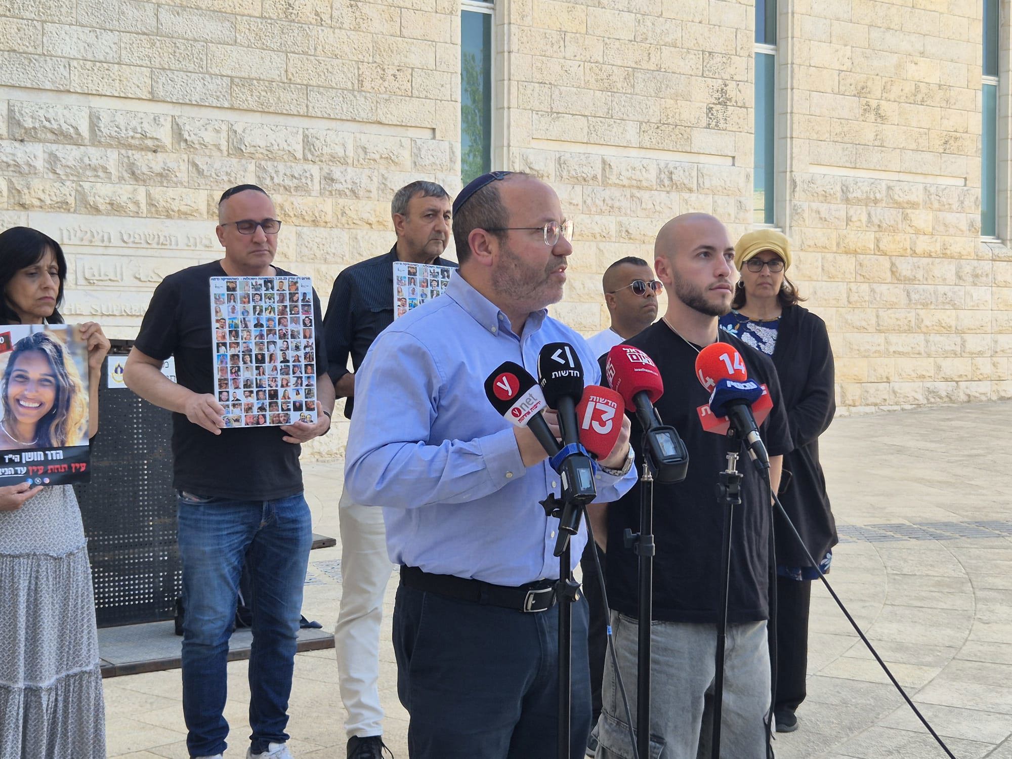 איתן מור ובנו איתן ששוחרר מהשבי לפני הדיון בבג"ץ על חקירת מבקר המדינה