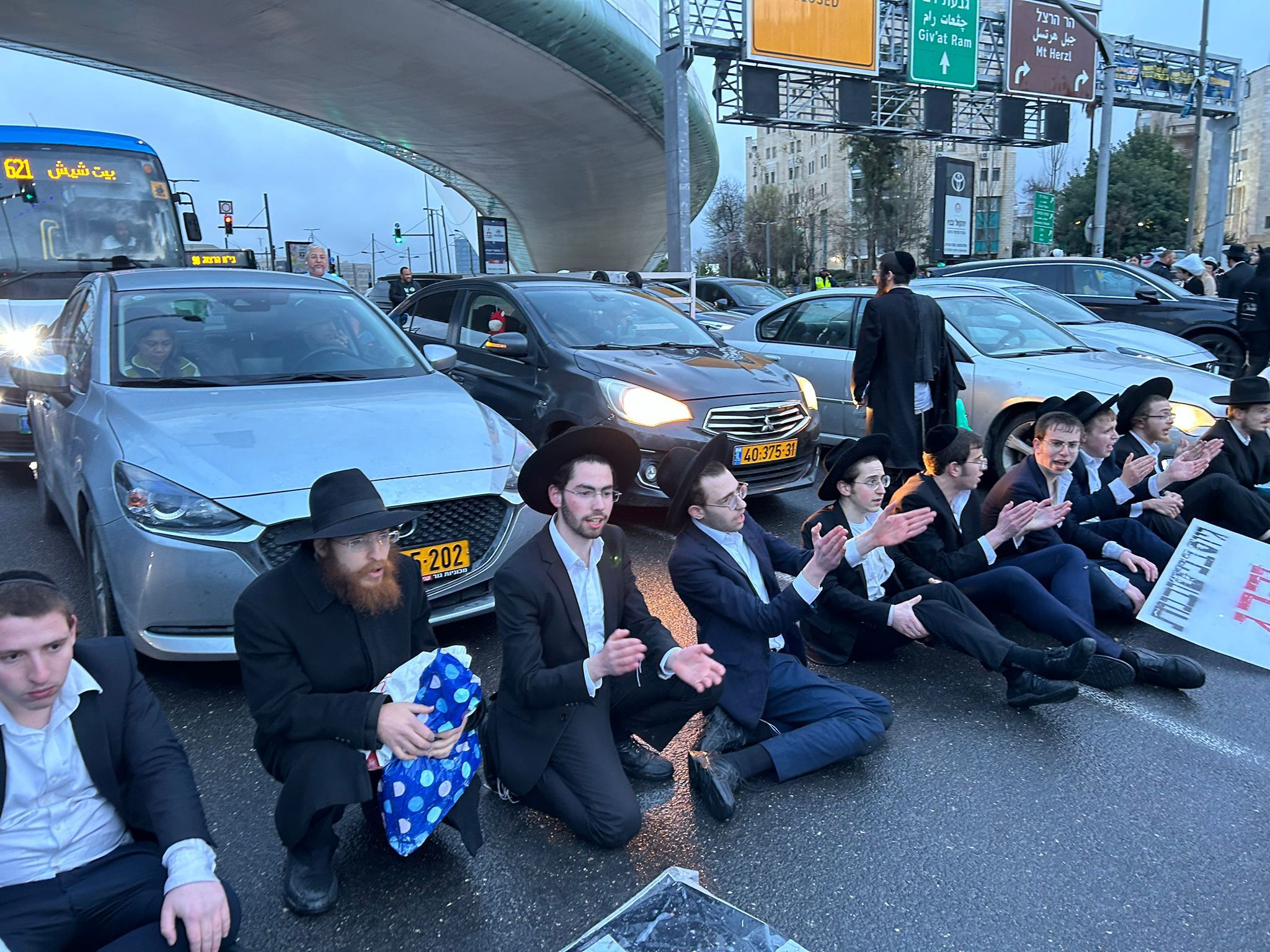 חרדים מפגינים נגד הגיוס בגשר המיתרים