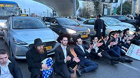 חרדים מפגינים נגד הגיוס בגשר המיתרים