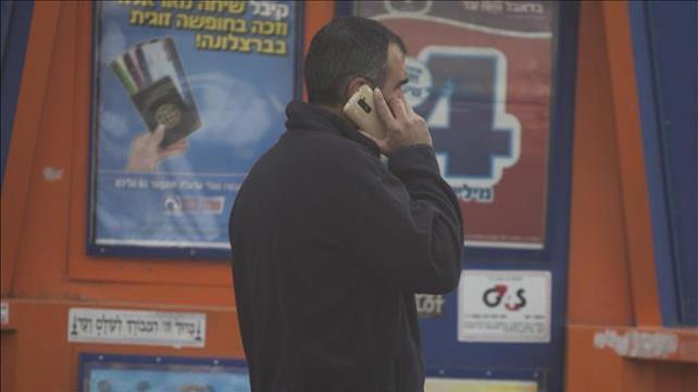אדם מדבר בפלאפון