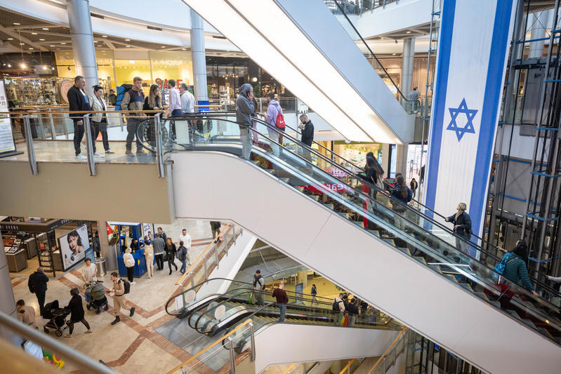 ישראלים מטיילים בקניון