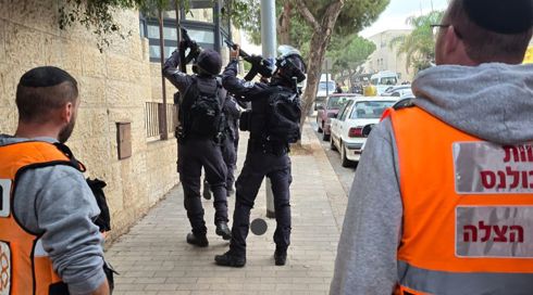 מצבה של השוטרת שנורתה בי-ם עדיין אנוש, הוארך מעצר החשוד