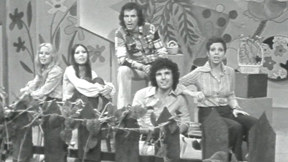 רותי הולצמן, אושיק לוי, עמוס טל-שיר, ירדנה ארזי, לאה לופטין. 1974