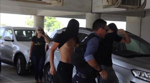 אמו של אחד החשודים באונס בקפריסין: "מגנה את המעשה"