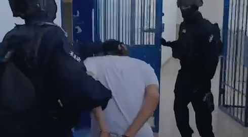 לאחר התיעוד מהכלא: ביהמ"ש הורה להקל בתנאי מעצרה של אגם צרפי