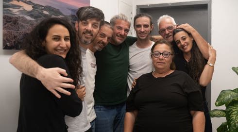 אריאל קוניו הוחזק מעל הקרקע, אבל כמעט מת מחום; דוד קוניו סבל מתקופות ללא אוכל