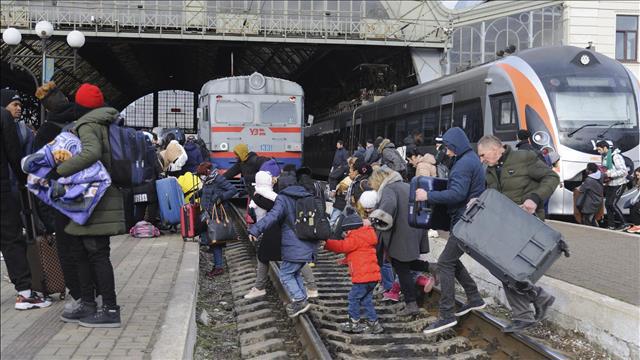 AP- המלחמה באירופה, אנשים רצים לרכבת,אוקראינה