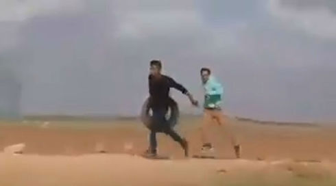 תיעוד מהצעדה בעזה: נורה בגבו כשהוא מתרחק מהחיילים