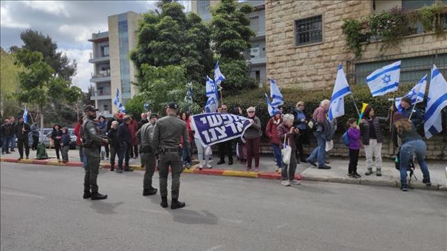 הפגנה מול ביתו של ברקת