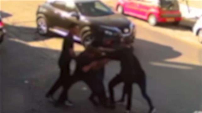 בלעדי: תיעוד חטיפת צעיר במרכז נצרת
