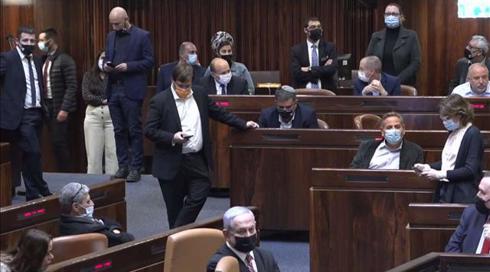 "עלבון לאינטליגנציה": כשהמפלגות מתות והפוליטיקאים מזגזגים