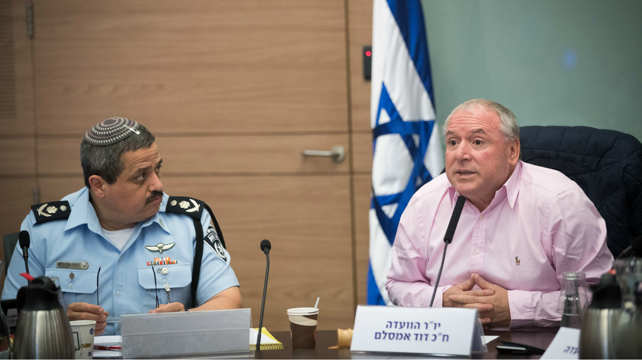 יוזם החוק ח"כ אמסלם והמפכ"ל אלשיך, בחודש שעבר