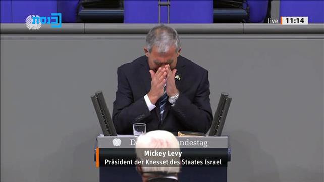 מיקי לוי בדמעות