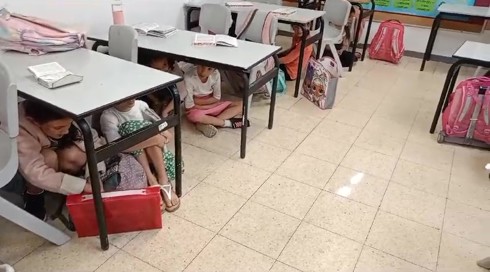 תלמידות תועדו יורדות מתחת לשולחנות בשדרות: "אלה לא חיים"