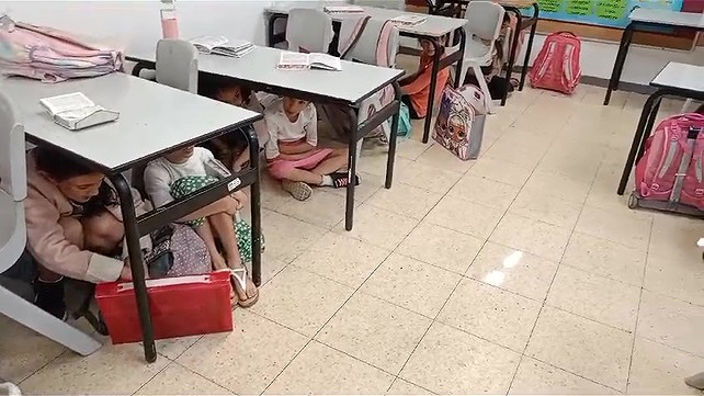תלמידות כיתה בזמן אזעקה בשדרות