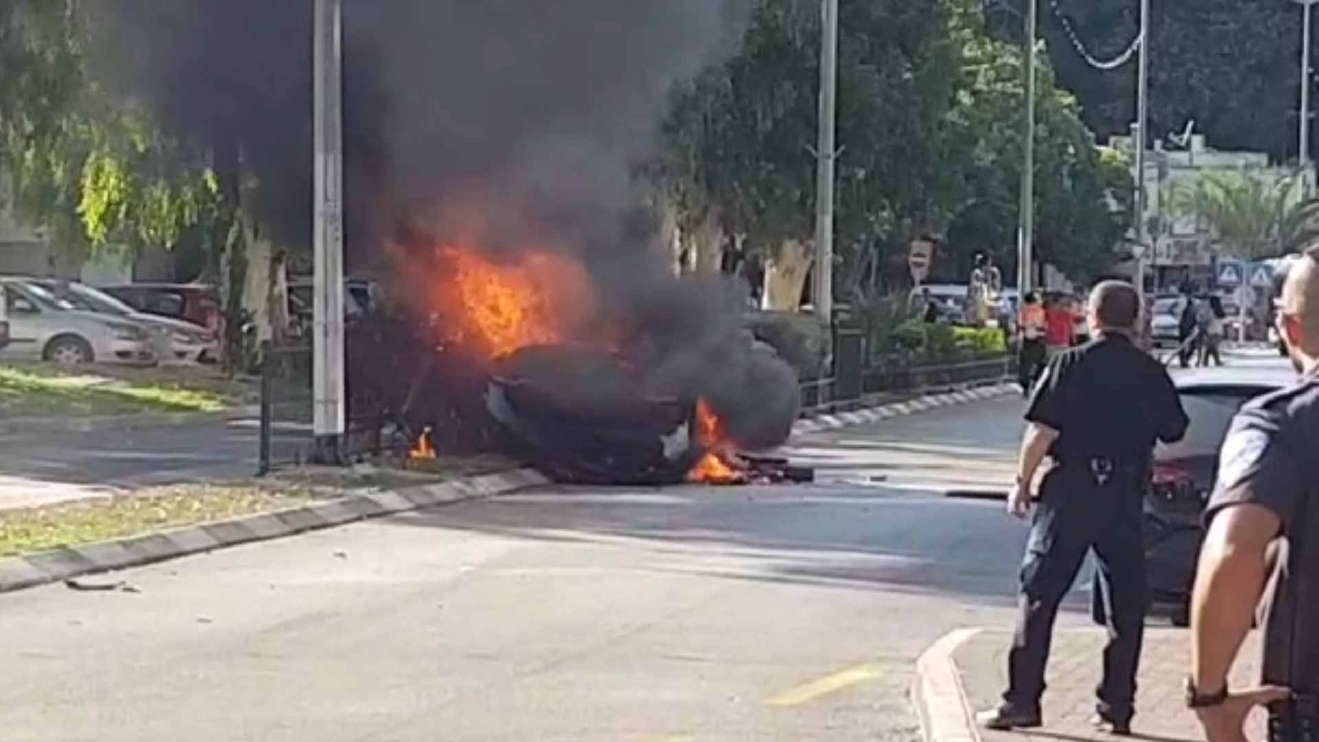 הרכב עולה באש לאחר הפיצוץ בנשר