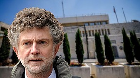 היועץ לביטחון לאומי של בריטניה על רקע הקונסוליה הבריטית במזרח ירושלים