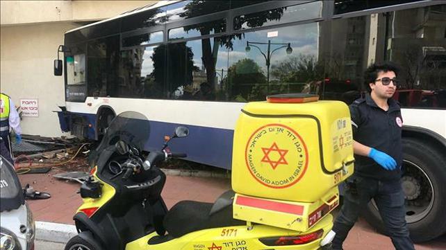 האוטובוס שהתנגש בבניין ברמת גן