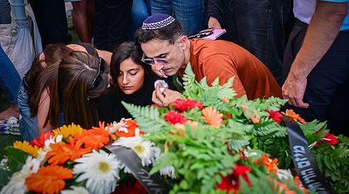 הלווייתו של רס"ן יובל עזרא בבית העלמין בבית דגן, הערב
