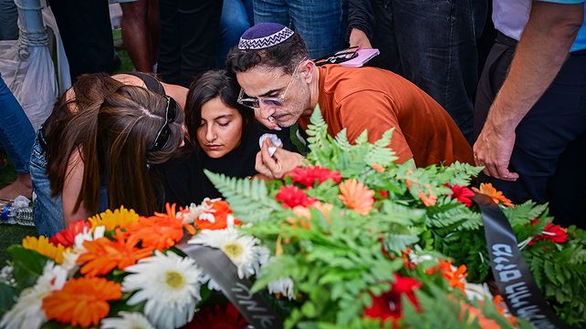 הלווייתו של רס"ן יובל עזרא בבית העלמין בבית דגן, הערב