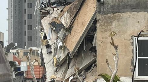 שני פצועים בינוני בקריסת בניין בת"א; חשש ללכודים במקום