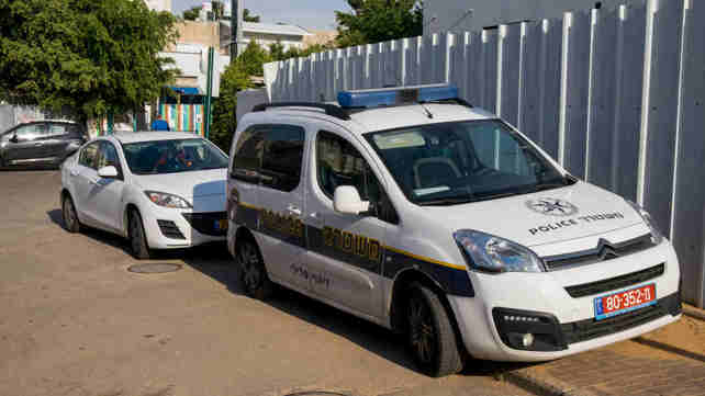 ניידת משטרה סמוך לגן ילדים