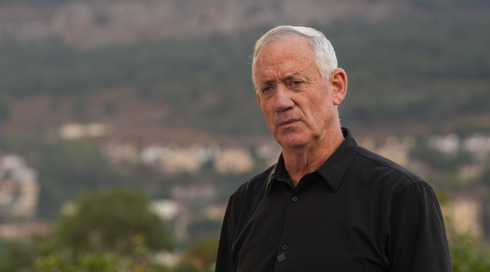 השר בני גנץ שבר את כף רגלו