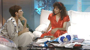 עפרה חזה ורבקה מיכאלי. 1986