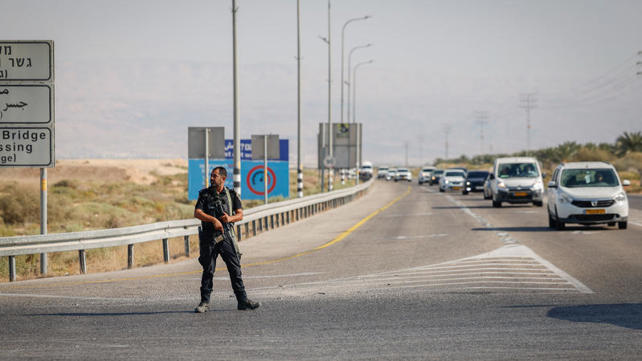 איש כוחות הביטחון סמוך לזירת הפיגוע במעבר אלנבי ספטמבר 2025