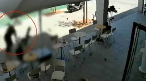 תיעוד הפיגוע בתל אביב: דורס, יוצא דרך חלון הרכב ומתחיל במסע דקירות